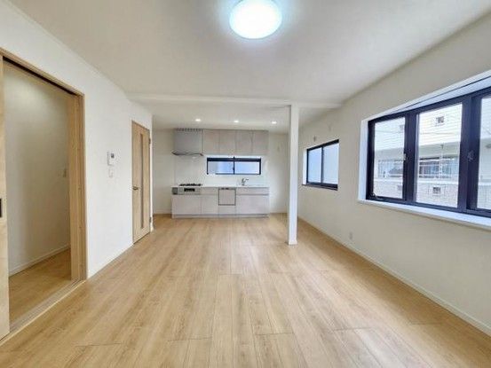 Renovated 4LDK House in Kadoma, Osaka – 141m² Corner Lot - Thumbnail 3
