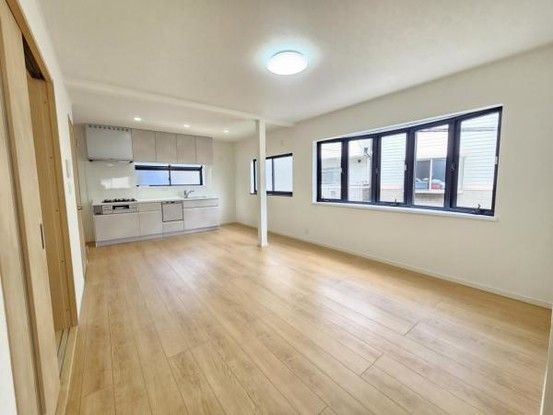 Renovated 4LDK House in Kadoma, Osaka – 141m² Corner Lot - Thumbnail 2
