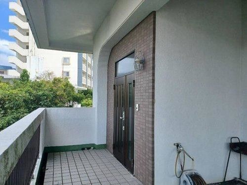 Spacious 4LDK Two-Family Home in Okinawa City, 281 sqm - Thumbnail 2