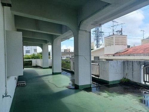 Spacious 4LDK Two-Family Home in Okinawa City, 281 sqm - Thumbnail 4