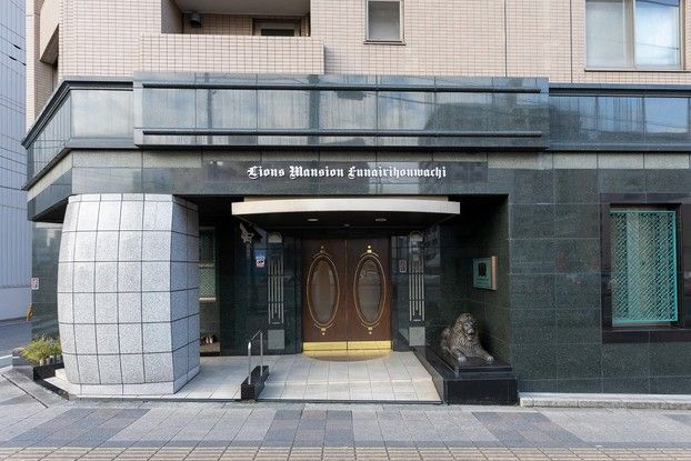 4LDK Renovated Apartment in Hiroshima City Center - Thumbnail 2