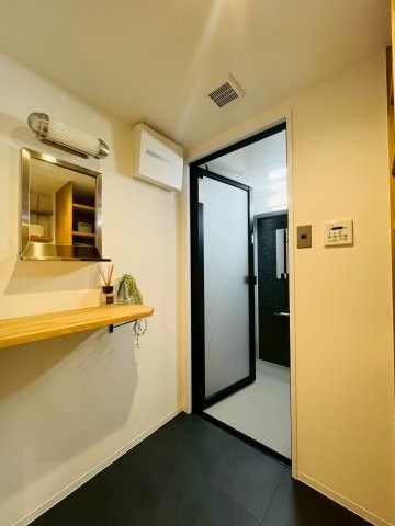 Renovated 2LDK Apartment in Tsurumi Ward, Osaka - Thumbnail 2