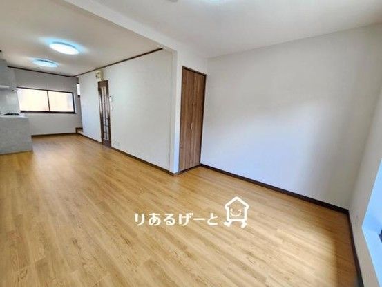 Renovated 3LDK House for Sale in Moriguchi, Osaka - Thumbnail 2
