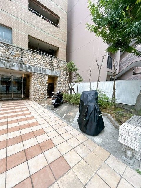 Renovated 3LDK Apartment in Kobe Chuo Ward - Thumbnail 2