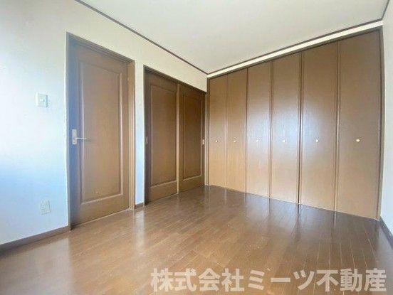 Renovated 4LDK House with Parking in Higashiosaka, Osaka - Thumbnail 2