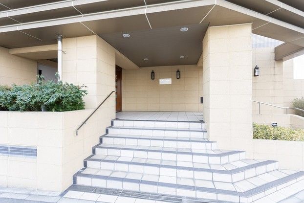 Renovated 2LDK Apartment in Hiroshima City with River View - Thumbnail 2