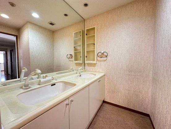 4LDK Top Floor Corner Apartment 100m² in Higashi-ku, Hiroshima - Thumbnail 3