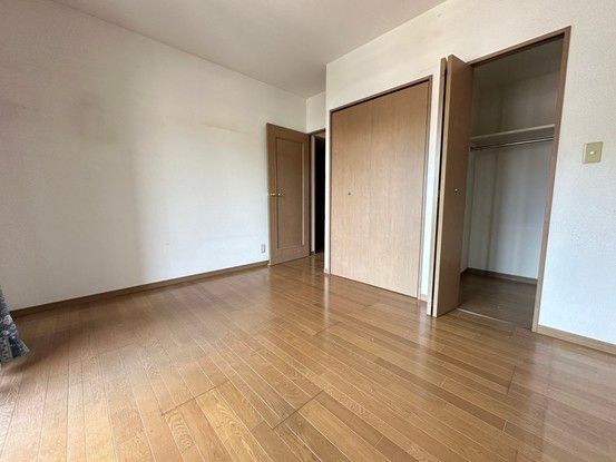 4LDK Top Floor Corner Apartment 100m² in Higashi-ku, Hiroshima - Thumbnail 2