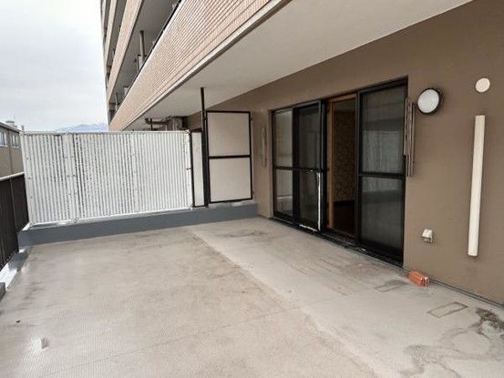 Renovated 3LDK Apartment with Large Balcony in Tsuruga - Thumbnail 3