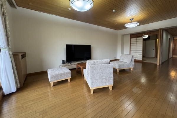 2LDK Apartment for Sale in Atami with Private Onsen - Thumbnail 2