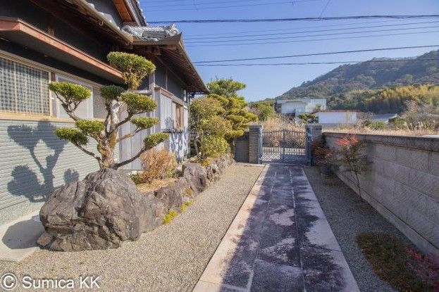 10DK Detached House with 1,063 sqm Land in Kainan, Wakayama - Thumbnail 2