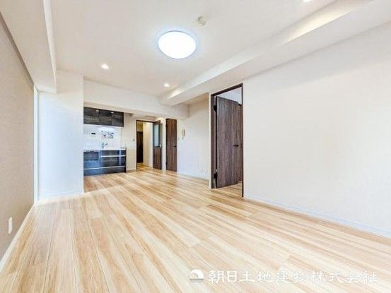 Renovated 2LDK Apartment for Sale Near Tsurumi Station, Yokohama - Thumbnail 3