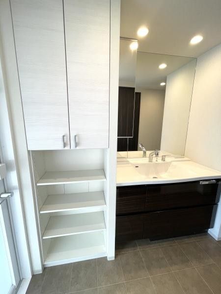 3LDK Top-Floor Apartment for Sale Near Mito Station - Thumbnail 3
