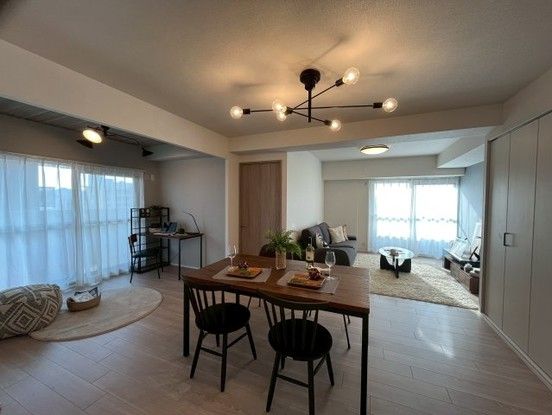 Renovated 3LDK Apartment with Dual Balconies in Osaka Joto Ward - Thumbnail 4