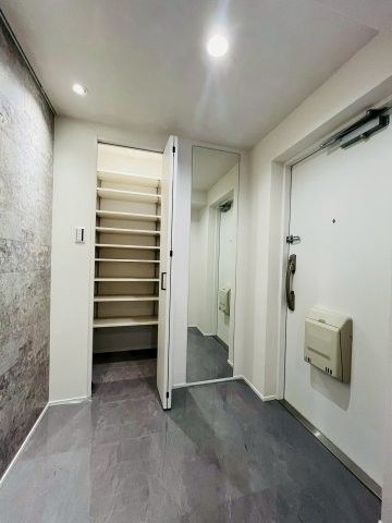 Renovated 3LDK Apartment with Dual Balconies in Osaka Joto Ward - Thumbnail 2