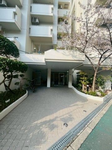 Renovated 2LDK Apartment Near Gamo Yonchome Station in Osaka - Thumbnail 3