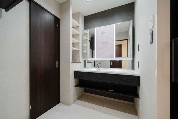 3LDK Top-Floor Corner Apartment in Minami Ward, Hiroshima - Thumbnail 3