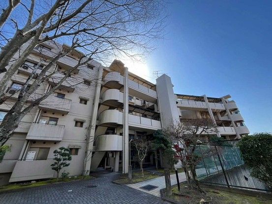 4LDK Apartment for Sale in Ikoma City, Nara Prefecture - Image 1