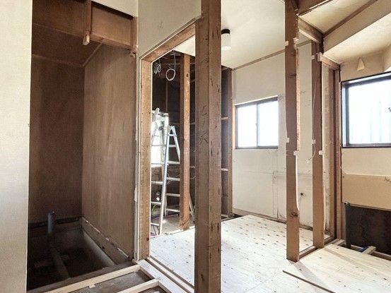 Renovated 4LDK House on Corner Lot in Kōshi City - Thumbnail 3