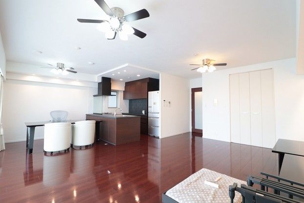 2LDK Apartment for Sale in Chatan, Okinawa with Ocean View - Thumbnail 2