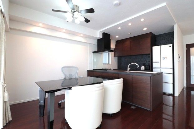 2LDK Apartment for Sale in Chatan, Okinawa with Ocean View - Thumbnail 4