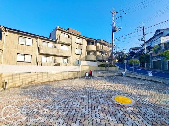 Spacious 4LDK Apartment for Sale in Nara City, Ayameike Area - Thumbnail 2