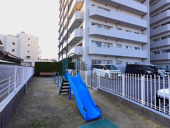 Spacious 4LDK Apartment with Garden in Higashihiroshima - Thumbnail 4