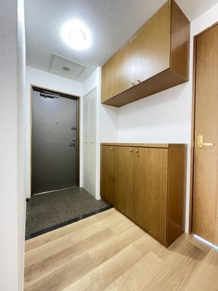 3LDK Renovated Apartment Near Kita-Sanjo Station, Sapporo - Thumbnail 3