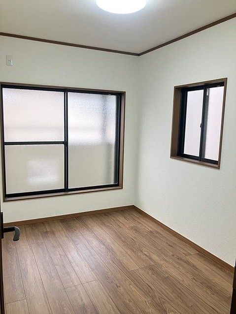 3LDK Renovated House for Sale in Hirakata, Osaka - Thumbnail 2