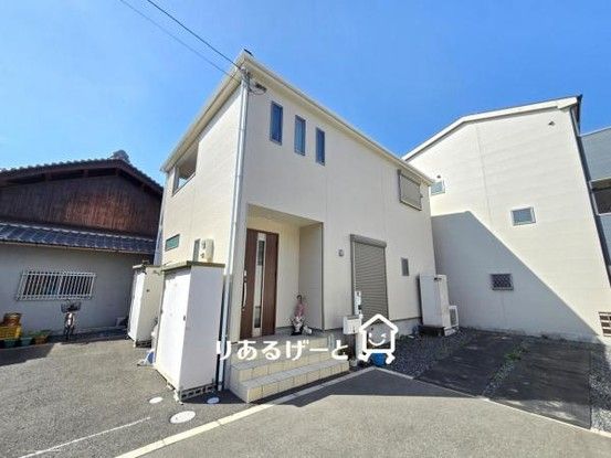 Modern 4LDK Detached House for Sale in Kadoma, Osaka - Image 1