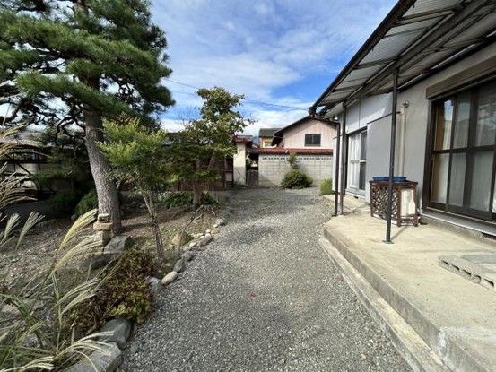 Detached House with Outbuildings on 236.5 Tsubo Land in Minami-Alps - Thumbnail 2