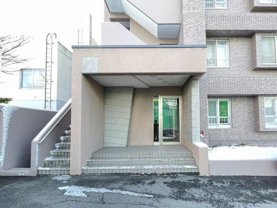 Renovated 4LDK Apartment in Sapporo, Nishi Ward | 91m² - Thumbnail 2