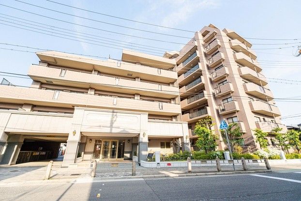 3LDK South-Facing Apartment for Sale in Higashinada-ku, Kobe - Thumbnail 2