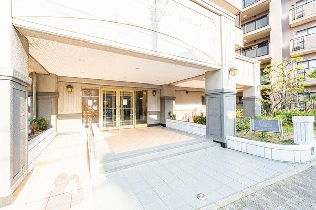3LDK South-Facing Apartment for Sale in Higashinada-ku, Kobe - Thumbnail 4