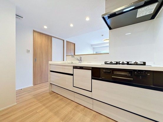 3LDK Renovated Apartment in Funabashi, Chiba - Thumbnail 4