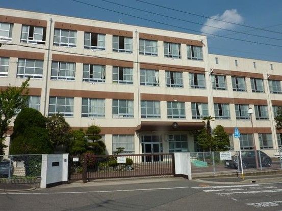 4LDK Renovated Apartment in Nagoya Tenpaku Ward - 64m² - Image 1
