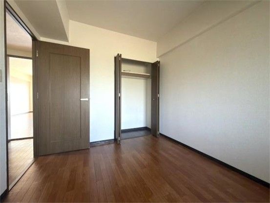 2LDK Apartment Near Kintetsu Yokkaichi Station for 9.8 Million Yen - Thumbnail 3