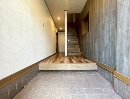 Renovated 4LDK House Near Shimoshinjo Station in Osaka - Thumbnail 2