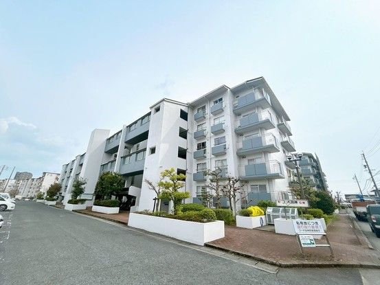 Renovated 4SLDK Apartment Near Tagami Station in Gifu - Thumbnail 2