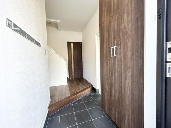 3LDK Corner House with Garage near Yaenosato Station, Higashiosaka - Thumbnail 4