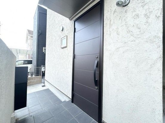 3LDK Corner House with Garage near Yaenosato Station, Higashiosaka - Thumbnail 2