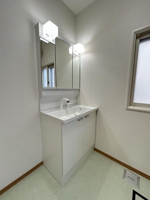 Renovated 5LDK House in Aomori City with 4 Car Parking - Thumbnail 2