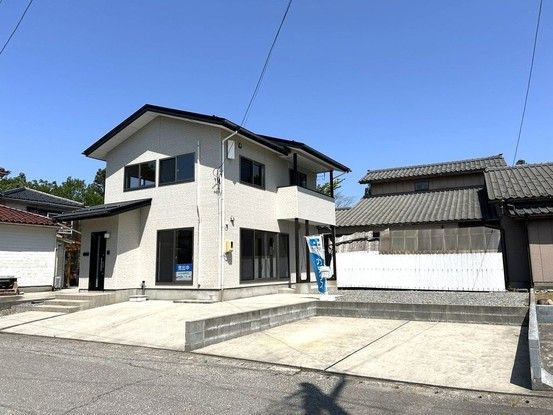 Renovated 3LDK House for Sale Near Hirakita Station in Tainai City - Thumbnail 2
