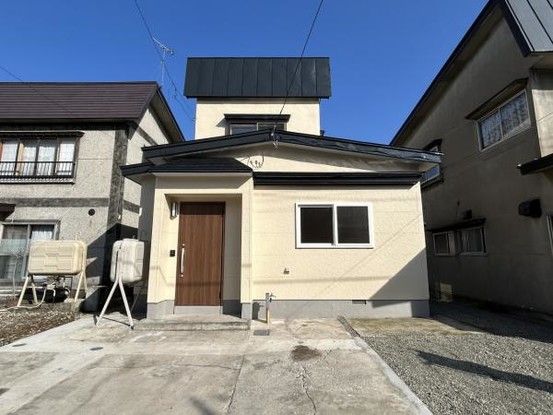 Renovated 3LDK House in Aomori City with 3 Car Parking - Thumbnail 2