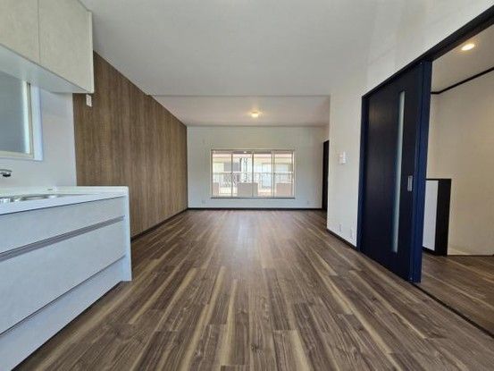 Renovated 4LDK House in Kadoma, Osaka – 109m², 3 Stories - Thumbnail 3