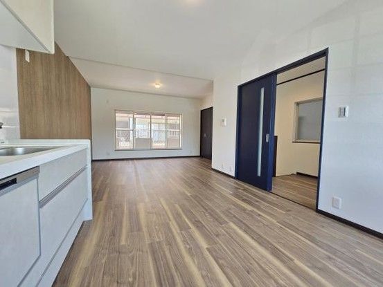 Renovated 4LDK House in Kadoma, Osaka – 109m², 3 Stories - Thumbnail 4