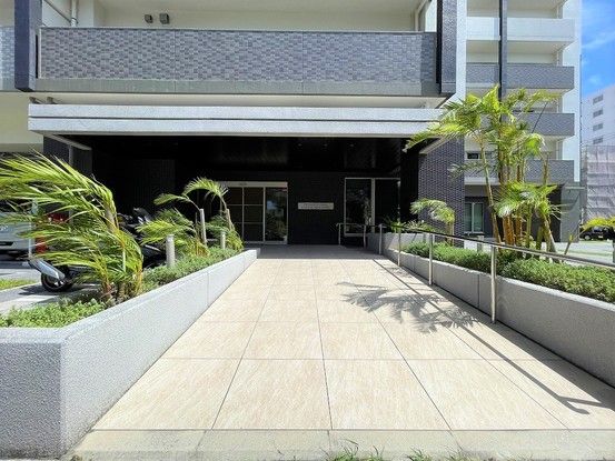 2LDK Apartment 77m² in Itoman, Okinawa - 16th Floor - Thumbnail 2