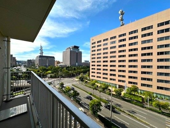 3LDK Corner Apartment with 3-Side Balcony in Kagoshima - Thumbnail 4