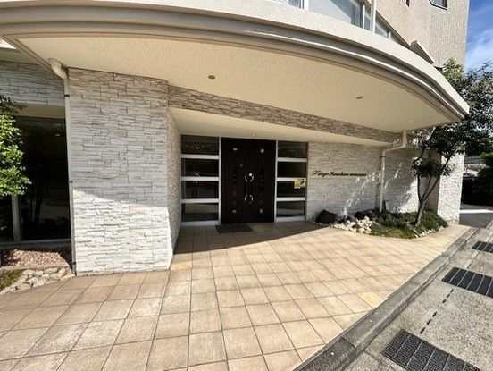 3LDK Corner Apartment with 3-Side Balcony in Kagoshima - Thumbnail 3