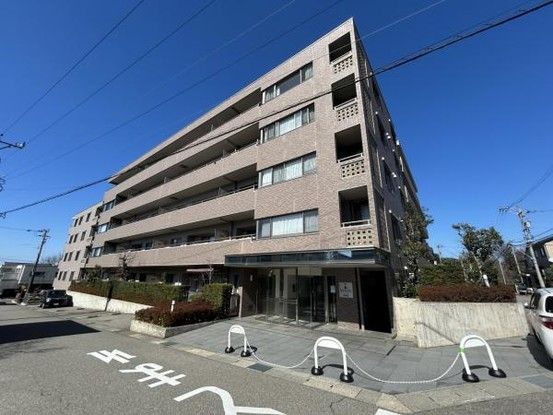 Renovated 2LDK Apartment for Sale in Kanazawa's Vandeur Izumigaoka - Thumbnail 2